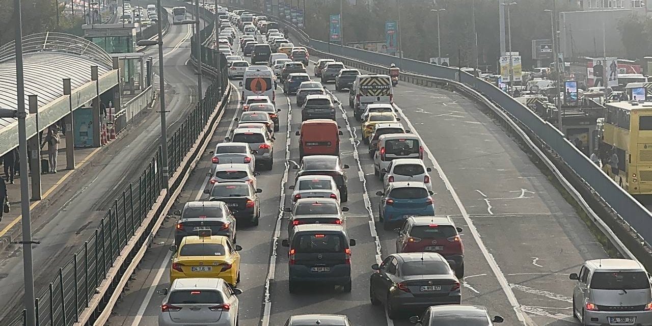 istanbulda bitmeyen sabah cilesi trafik yine kirmiziya boyandi awTlcQJb.jpg