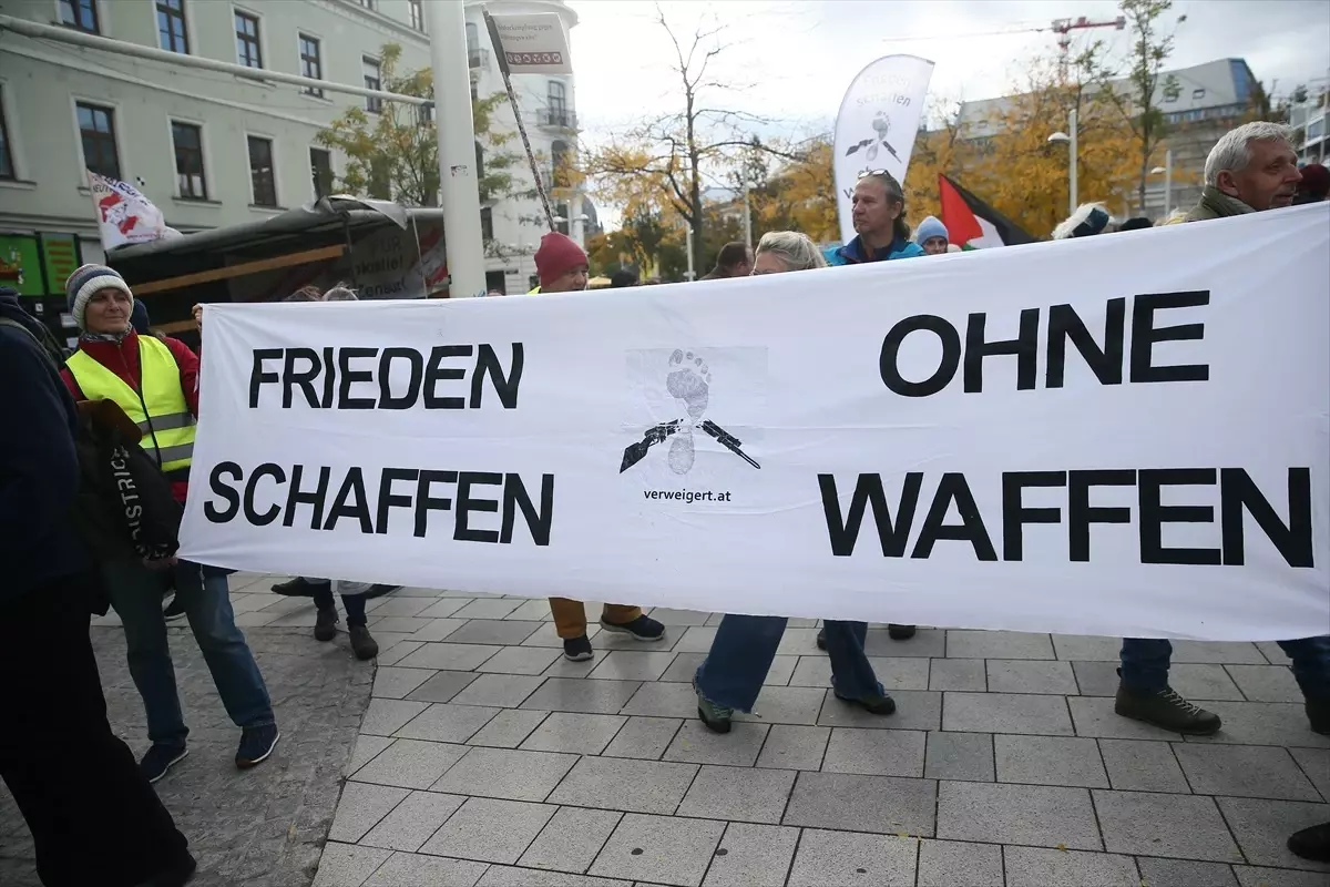 viyanada baris ve tarafsizlik gosterisi RweOhp9y.jpg