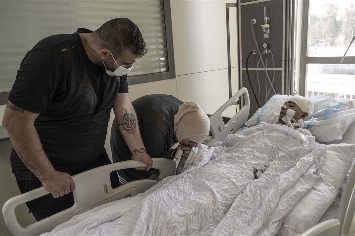 Sayda’daki İsrail Saldırısında Yaralanan Genç, Hayat Mücadelesi Veriyor