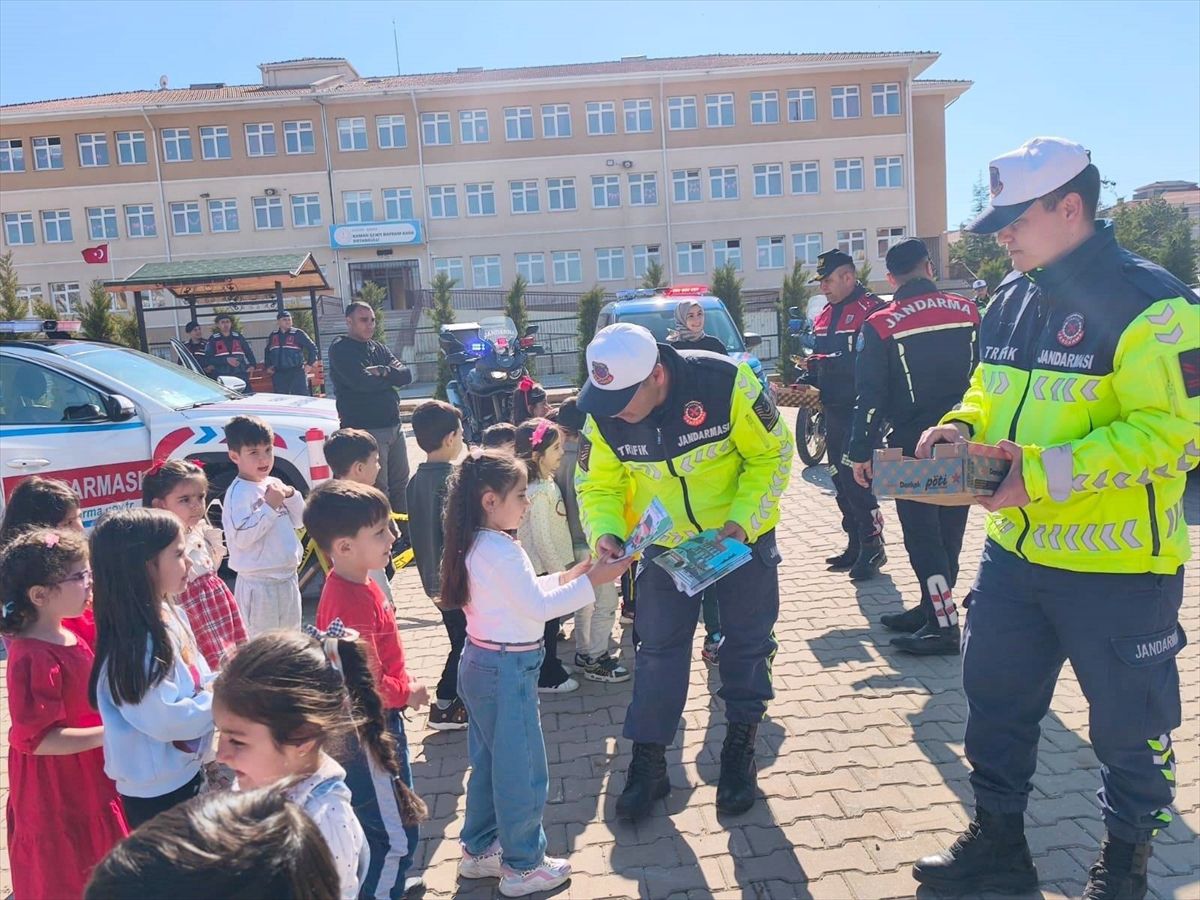 Jandarma, Anaokulu Öğrencilerine Trafik Güvenliği Eğitimi Verdi
