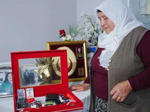 Kizinin cenazesini beklerken oglunu sehit verdi jbNnYOTX